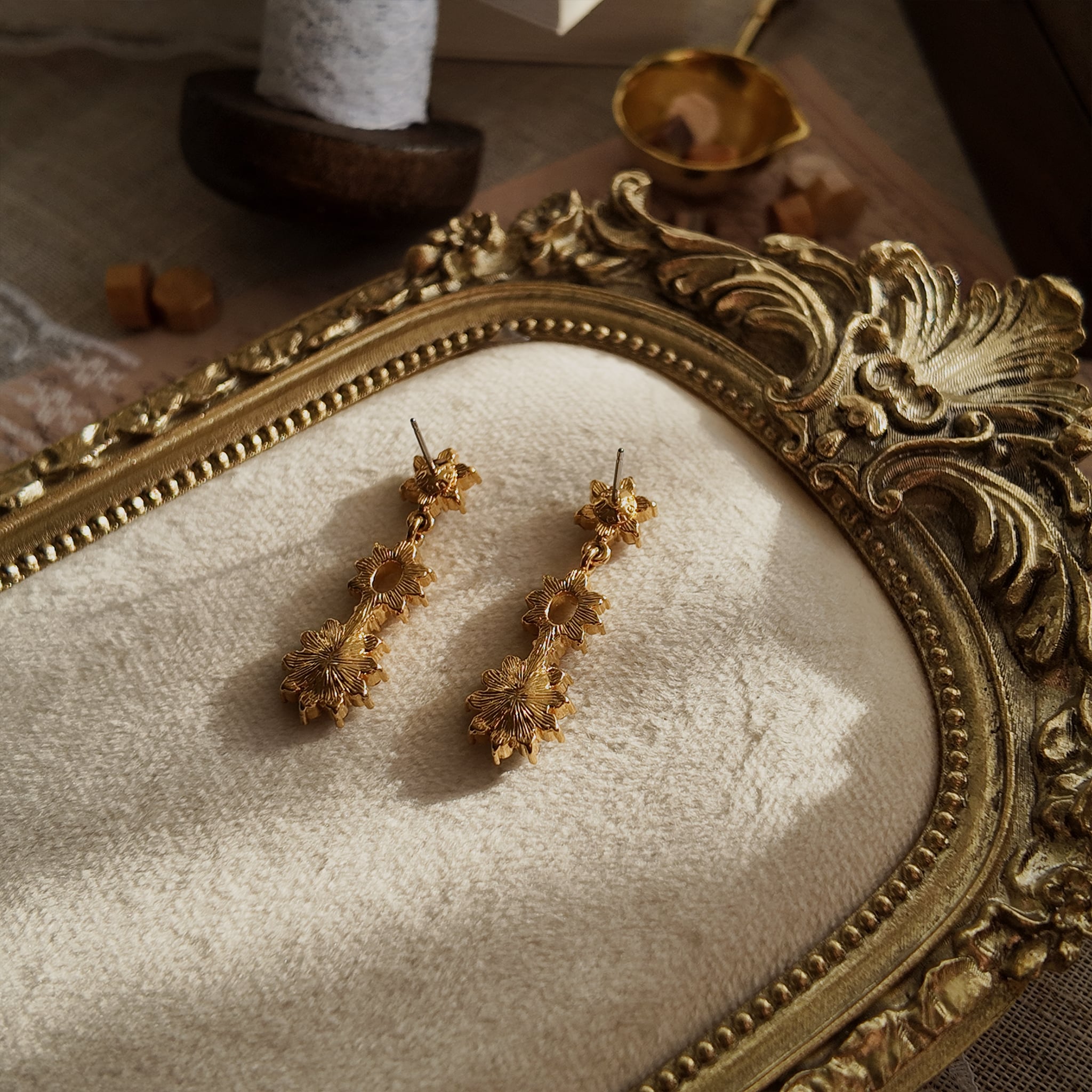 Graceful Guest Dangles