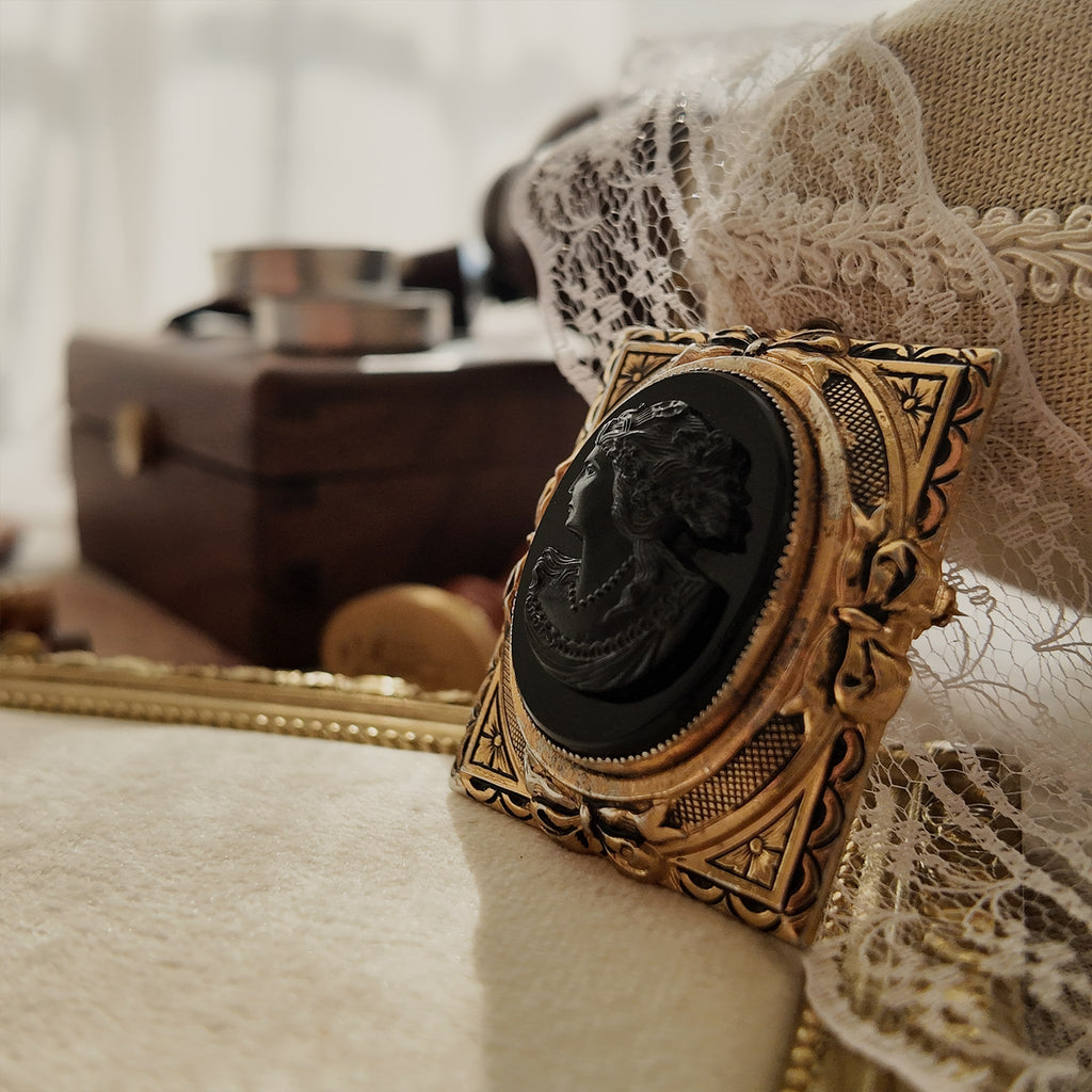 The versatile Coro cameo piece styled as a pendant, demonstrating its dual function as both a brooch and a necklace, a feature of many 1940s designs.