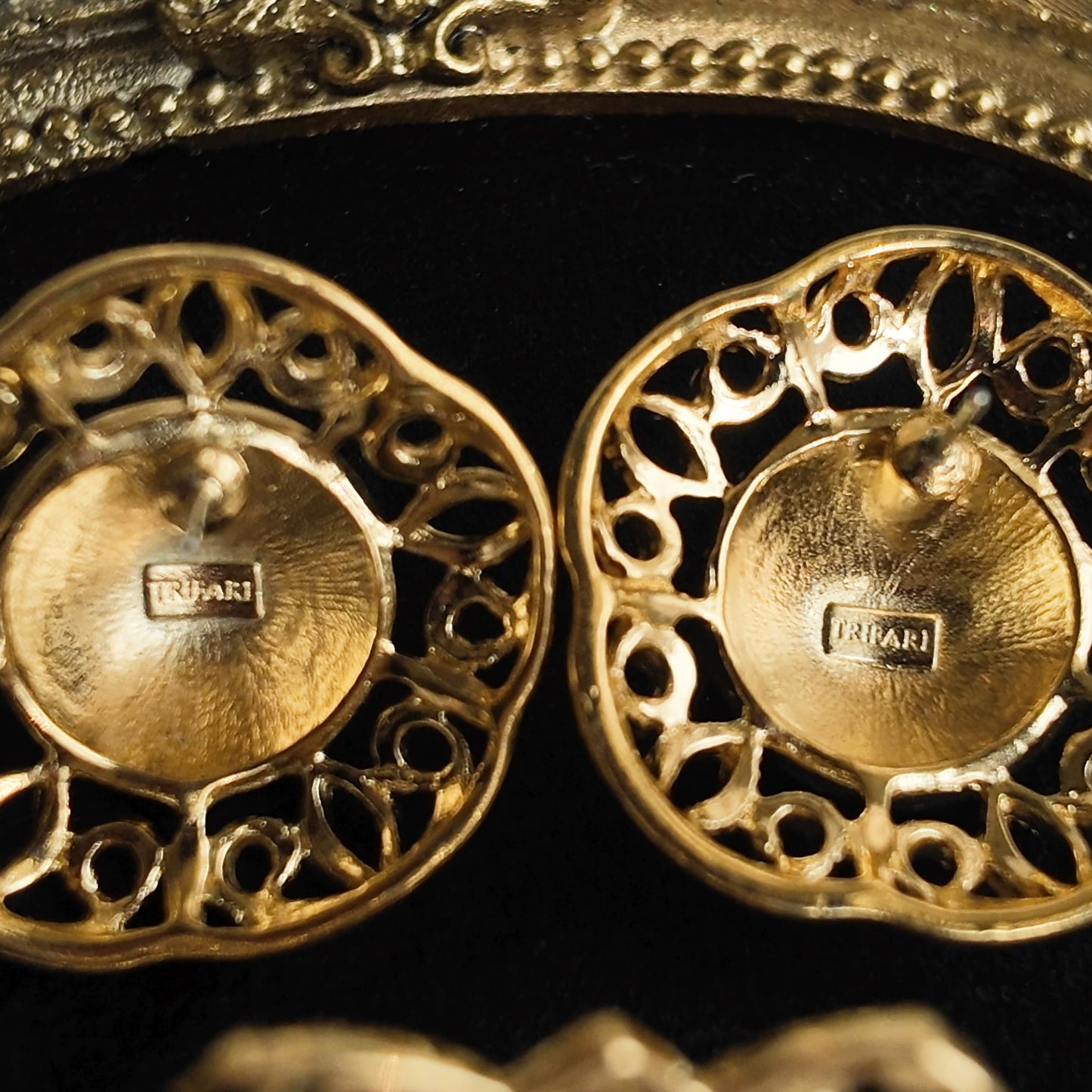 TRIFARI The "Lady's Hat" Brooch & Earring Set