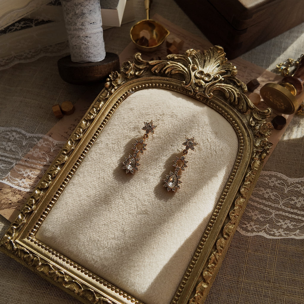 Graceful Guest Dangles