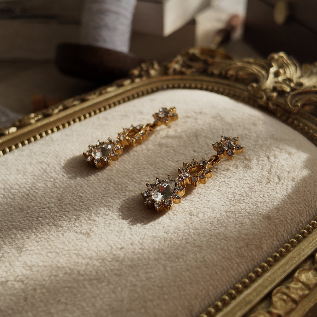 Graceful Guest Dangles