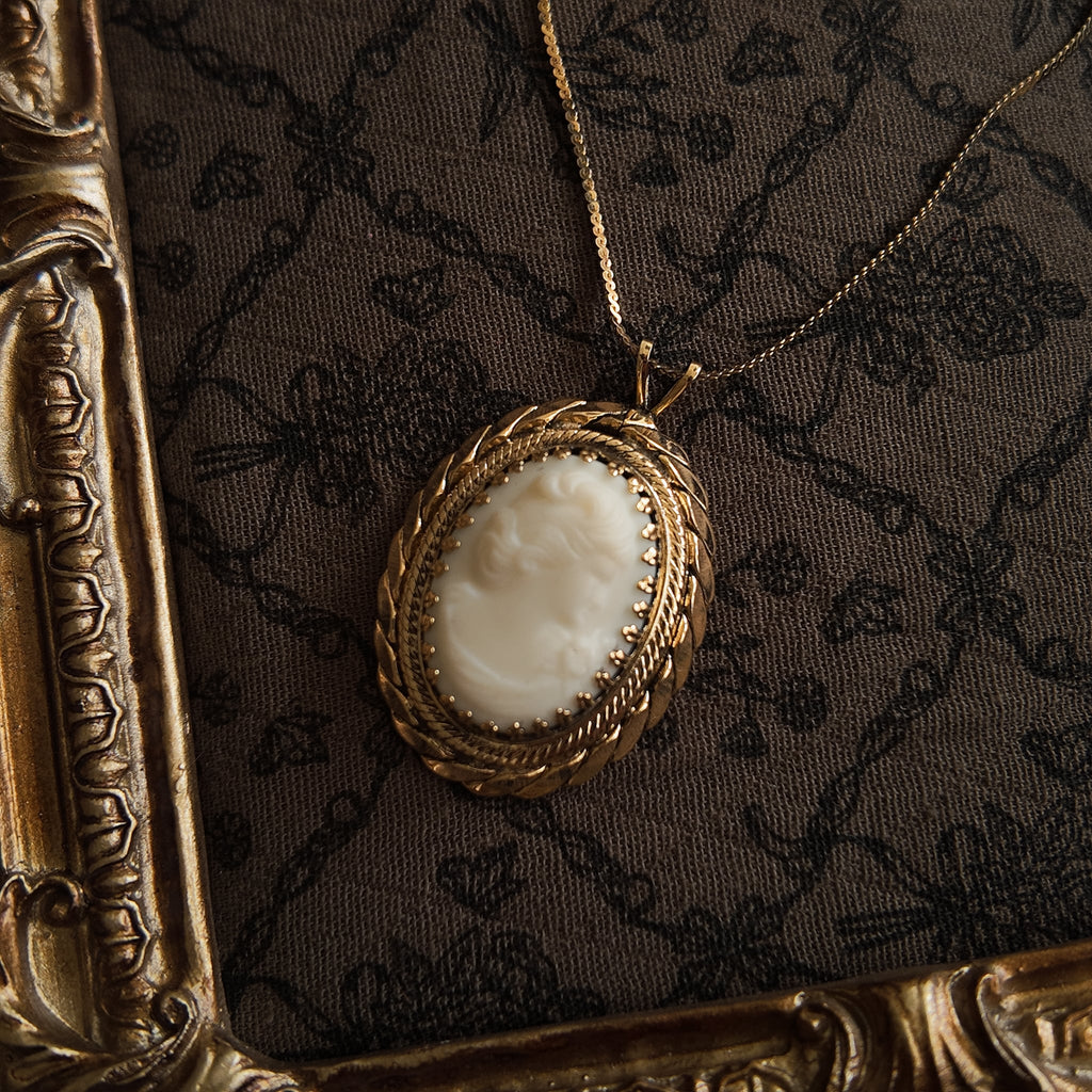 Cameo sculpted 925 sterling silver necklace, featuring an elegant woman's portrait carved from white stone. Symbolizing elegance, timelessness, and classic beauty.