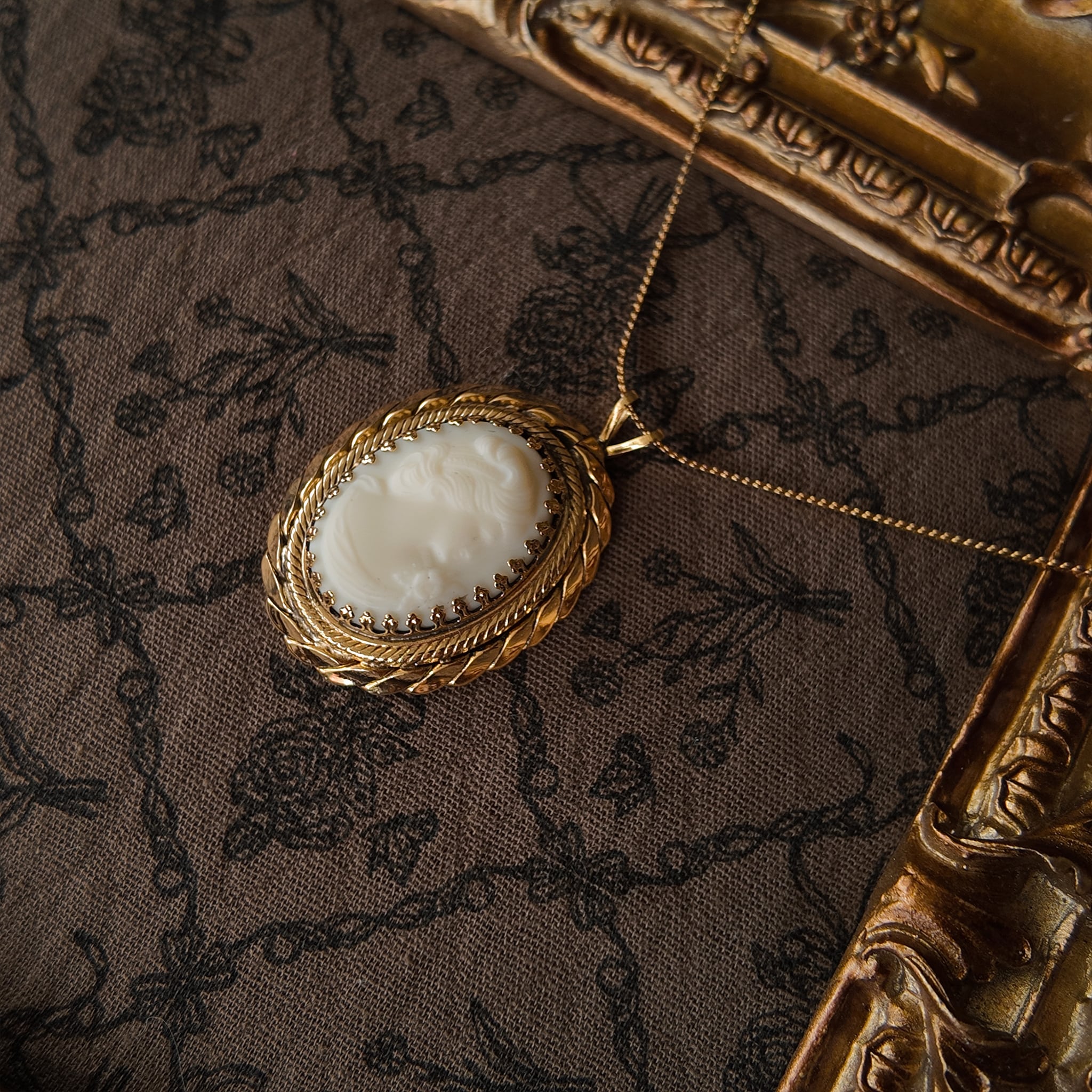 Egg-shaped pendant, 925 sterling silver necklace, from the 1940s, a genuine vintage piece.