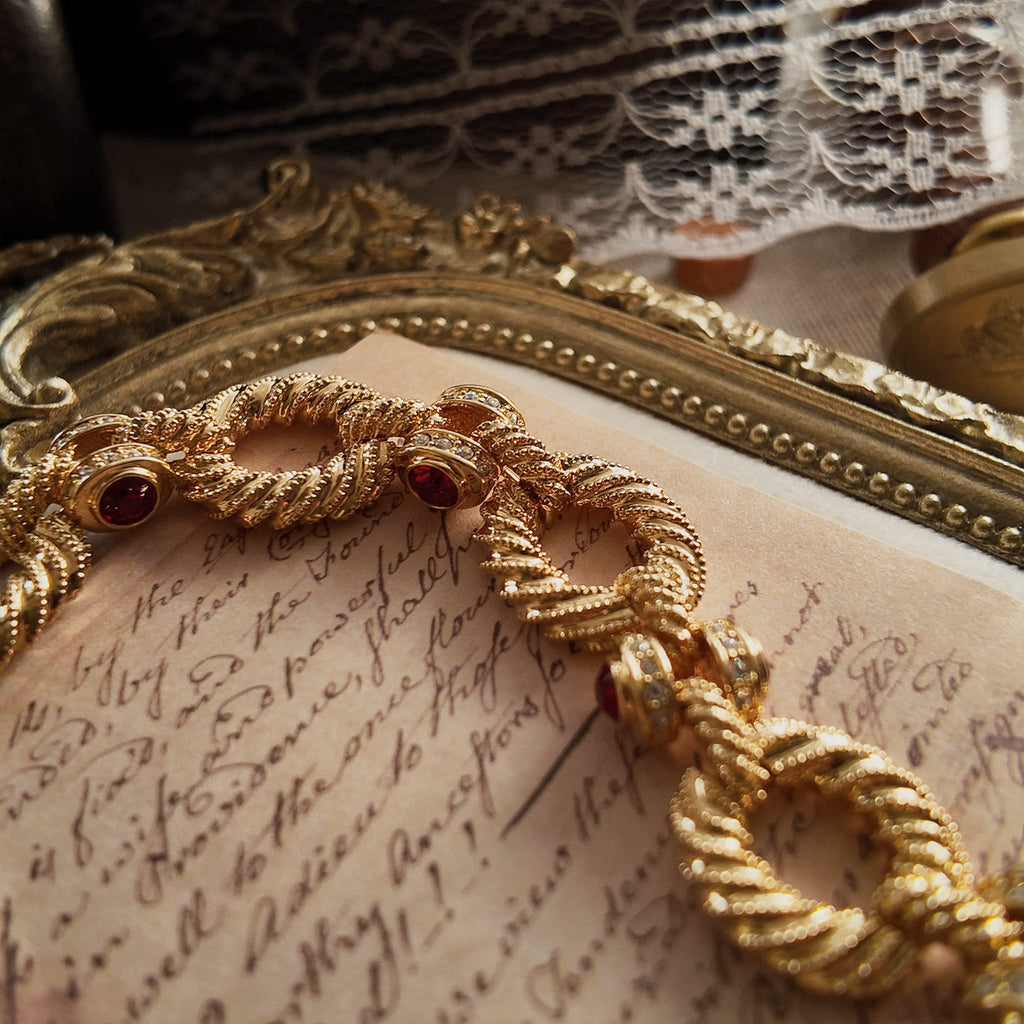 Showing the details of the bracelet's joints under sunlight, the red Beiao bracelet is surrounded by mini transparent rhinestones.