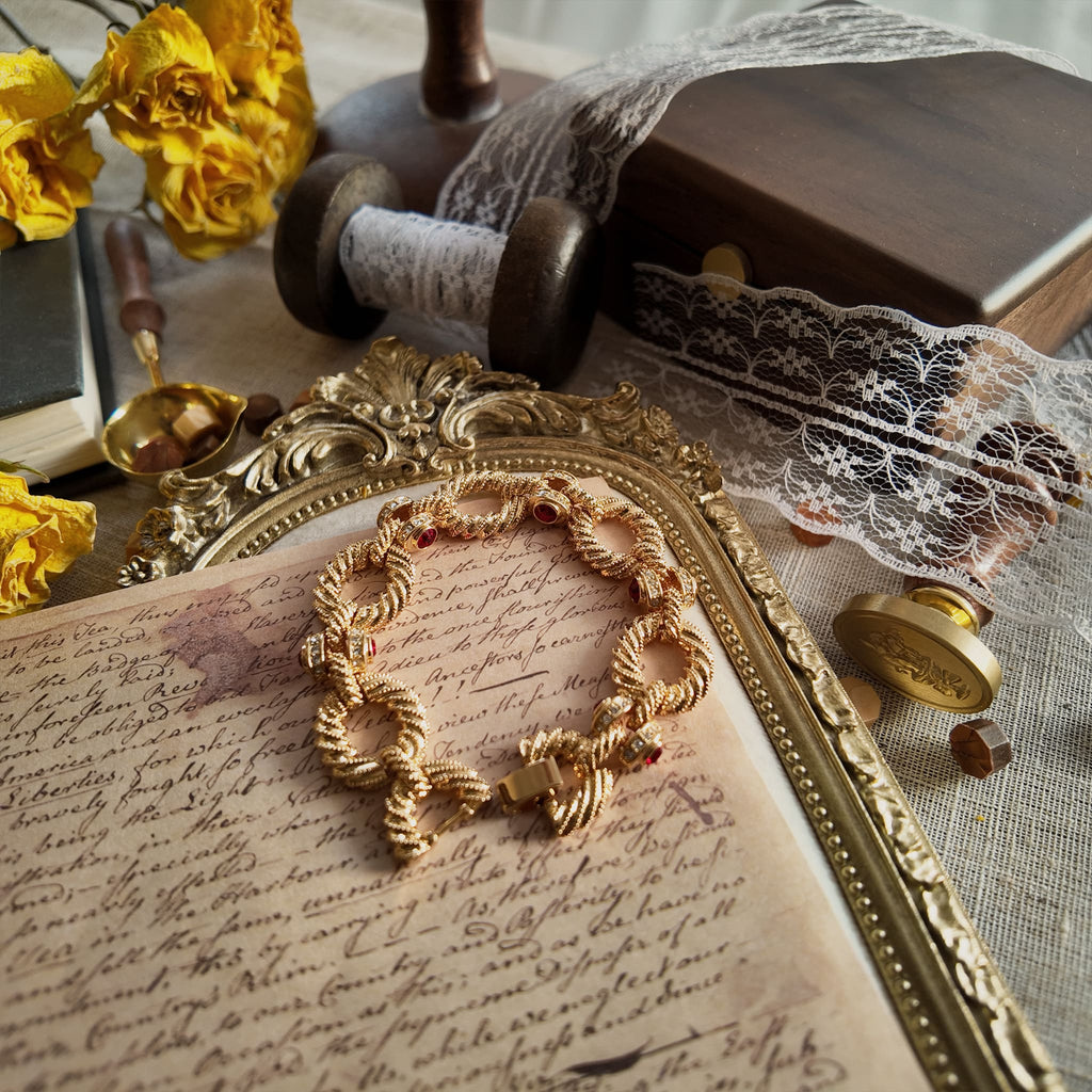 Place the bracelet in a loop at a distance to show its complete appearance from a distance.