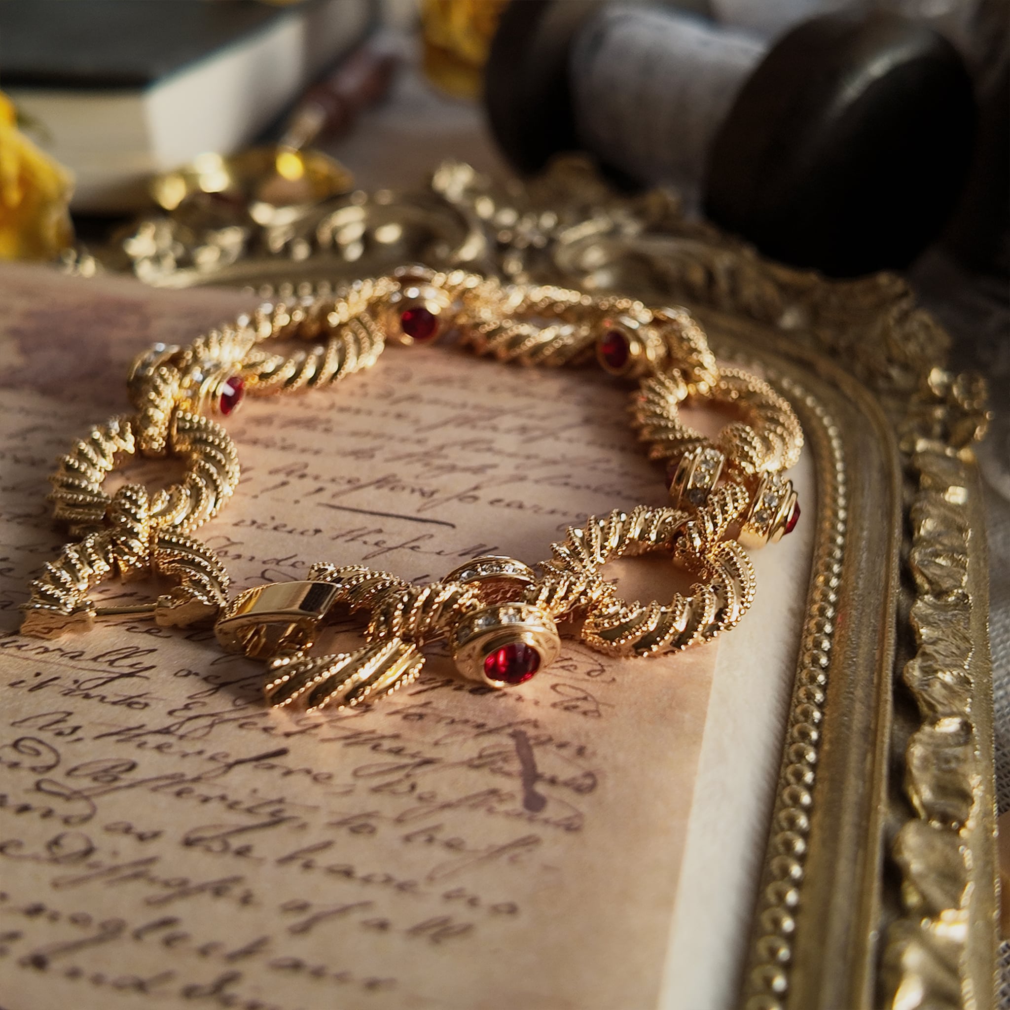 This allows the bracelet to form a loop, showcasing its complete state.