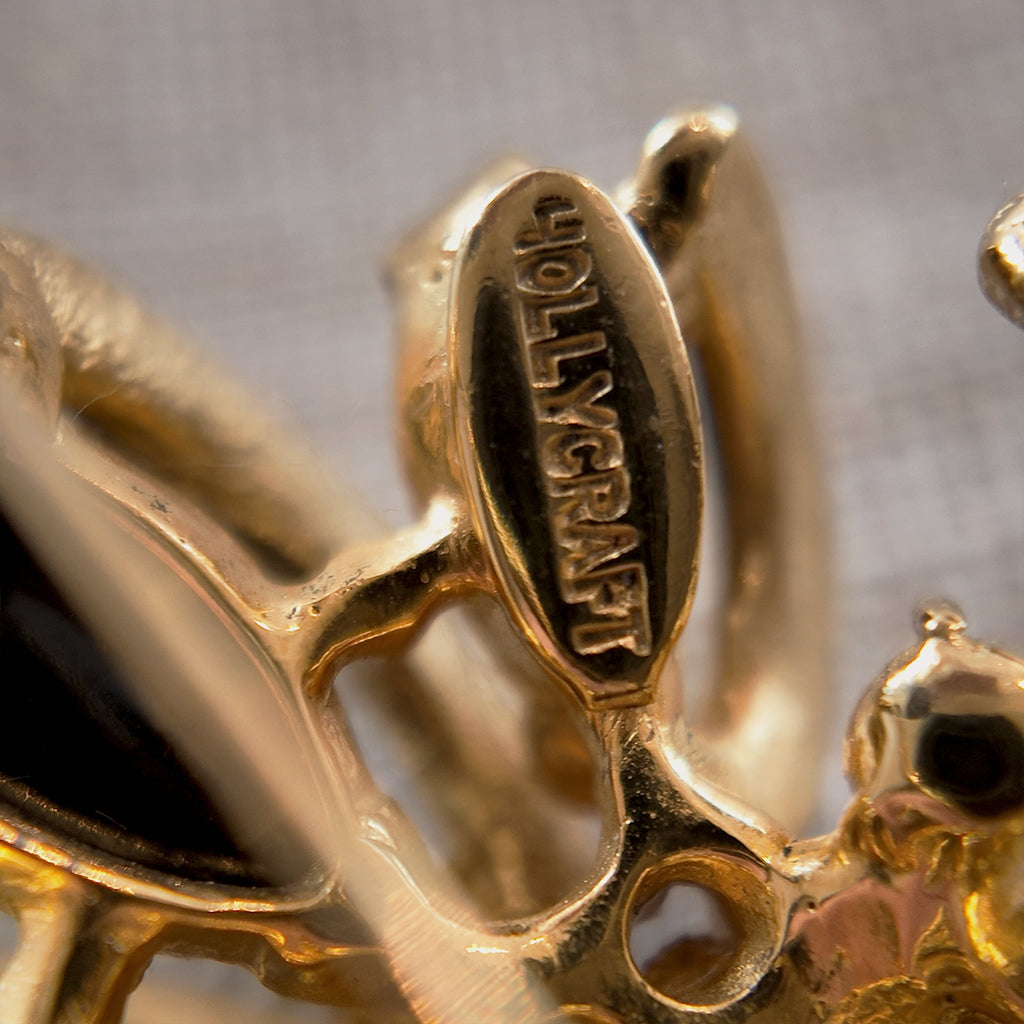The brand stamp "hollycraft" on the back of the brooch signifies that this specially designed brooch comes from the brand hollycraft, making it a vintage masterpiece and a must-have for collectors.