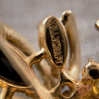 The brand stamp "hollycraft" on the back of the brooch signifies that this specially designed brooch comes from the brand hollycraft, making it a vintage masterpiece and a must-have for collectors.