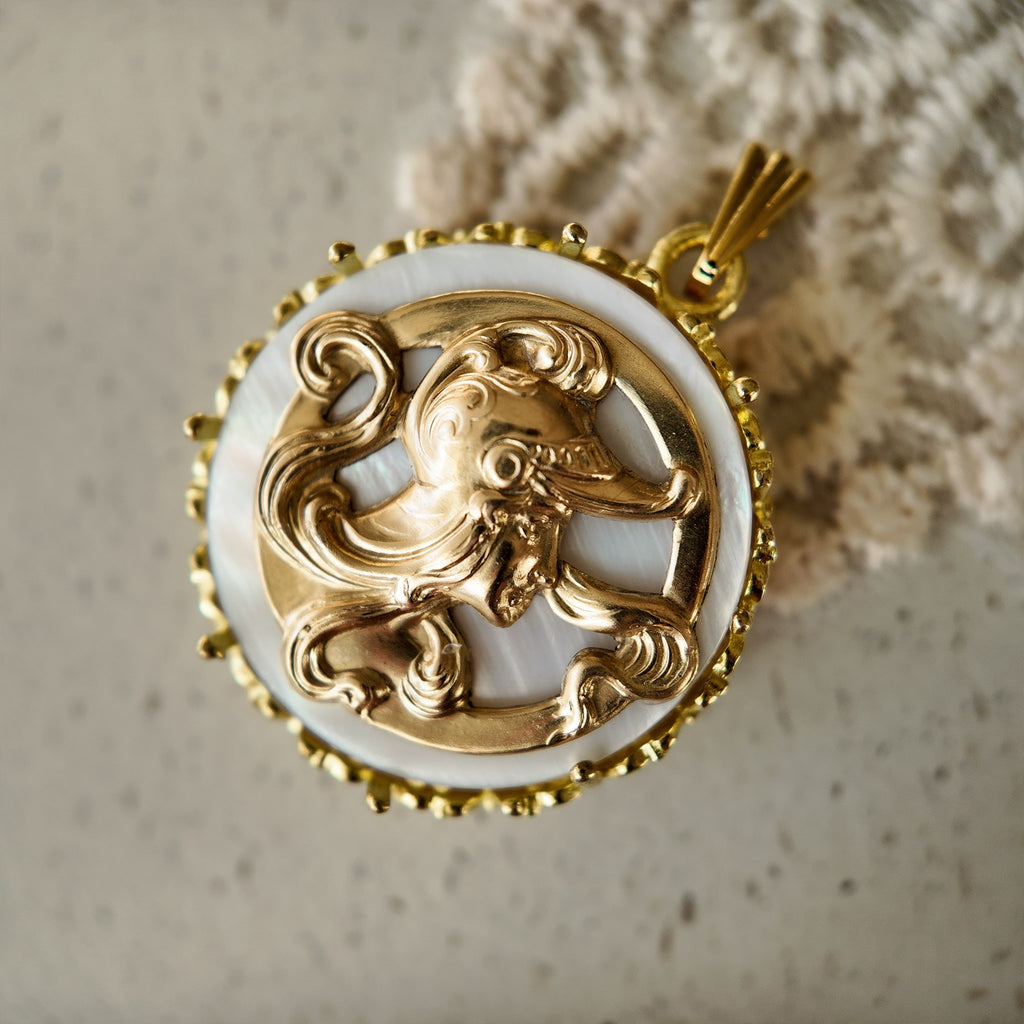 A golden warrior's head appears on a round mother-of-pearl pendant, with a gold edging and a gold openwork design on the side. This unique lucky pendant utilizes the shell material. A pendant symbolizing courage.
