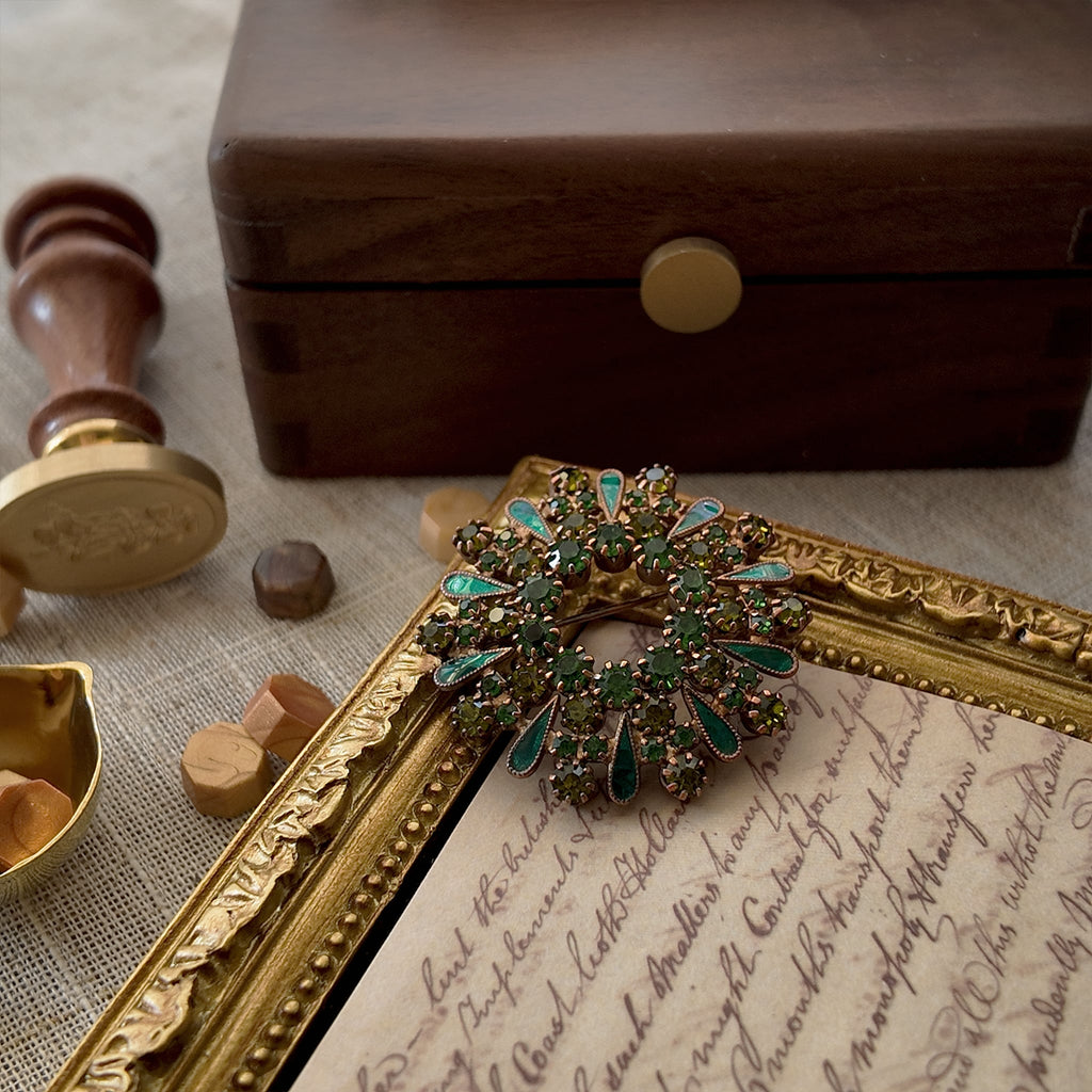 Rhinestone brooch, high-quality emerald green rhinestone jewelry. Vintage style, elegant and unique, a one-of-a-kind piece.