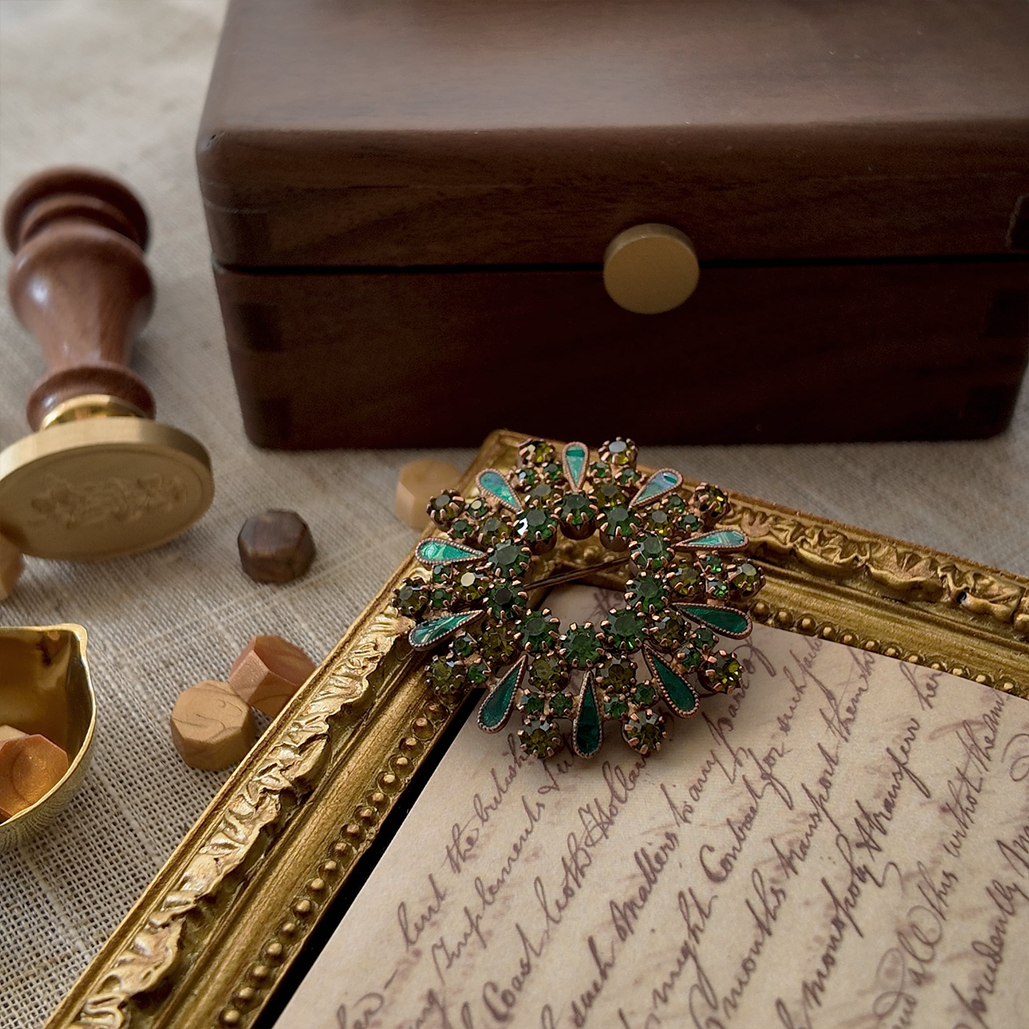 Rhinestone brooch, high-quality emerald green rhinestone jewelry. Vintage style, elegant and unique, a one-of-a-kind piece.