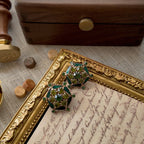 A vintage green brooch, combining colored enamel and high-quality rhinestones. A classic emerald green piece that exudes elegance.