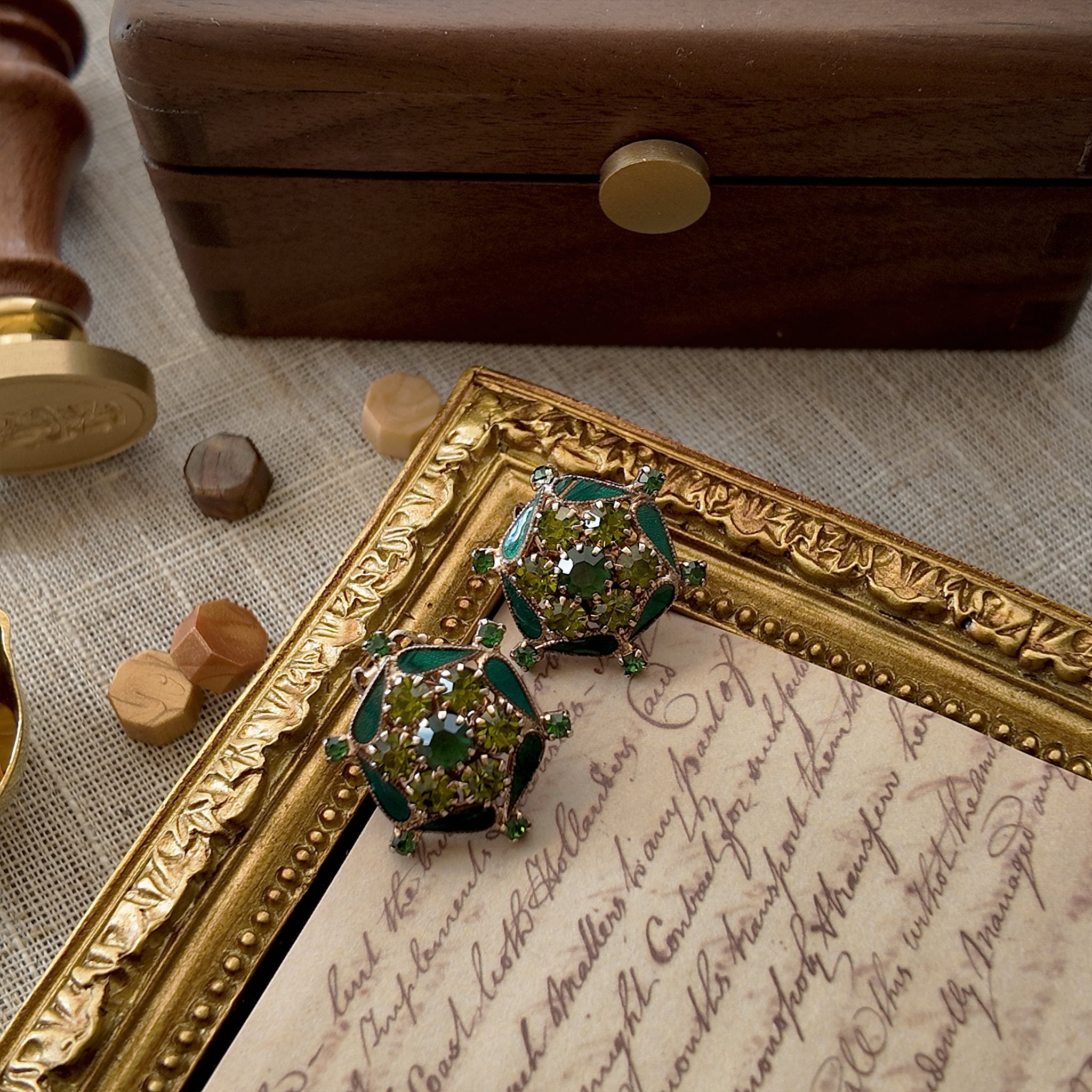 A vintage green brooch, combining colored enamel and high-quality rhinestones. A classic emerald green piece that exudes elegance.