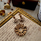 On the back of the vintage brooch and ear clips, you can see the bronze metal surface showing signs of age and use. This is a common phenomenon with vintage items, as they are not only old but also used and worn, falling under the category of secondhand goods. However, due to their unique design and one-of-a-kind nature, they sometimes represent the unique fashion and style of that era, and therefore circulate in the secondhand market.