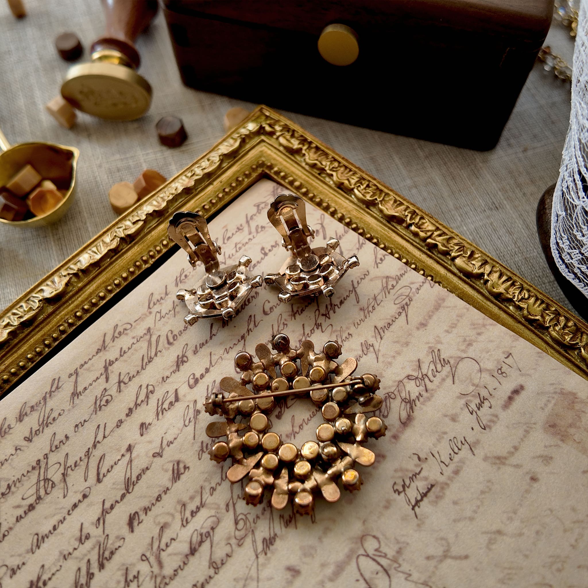 On the back of the vintage brooch and ear clips, you can see the bronze metal surface showing signs of age and use. This is a common phenomenon with vintage items, as they are not only old but also used and worn, falling under the category of secondhand goods. However, due to their unique design and one-of-a-kind nature, they sometimes represent the unique fashion and style of that era, and therefore circulate in the secondhand market.