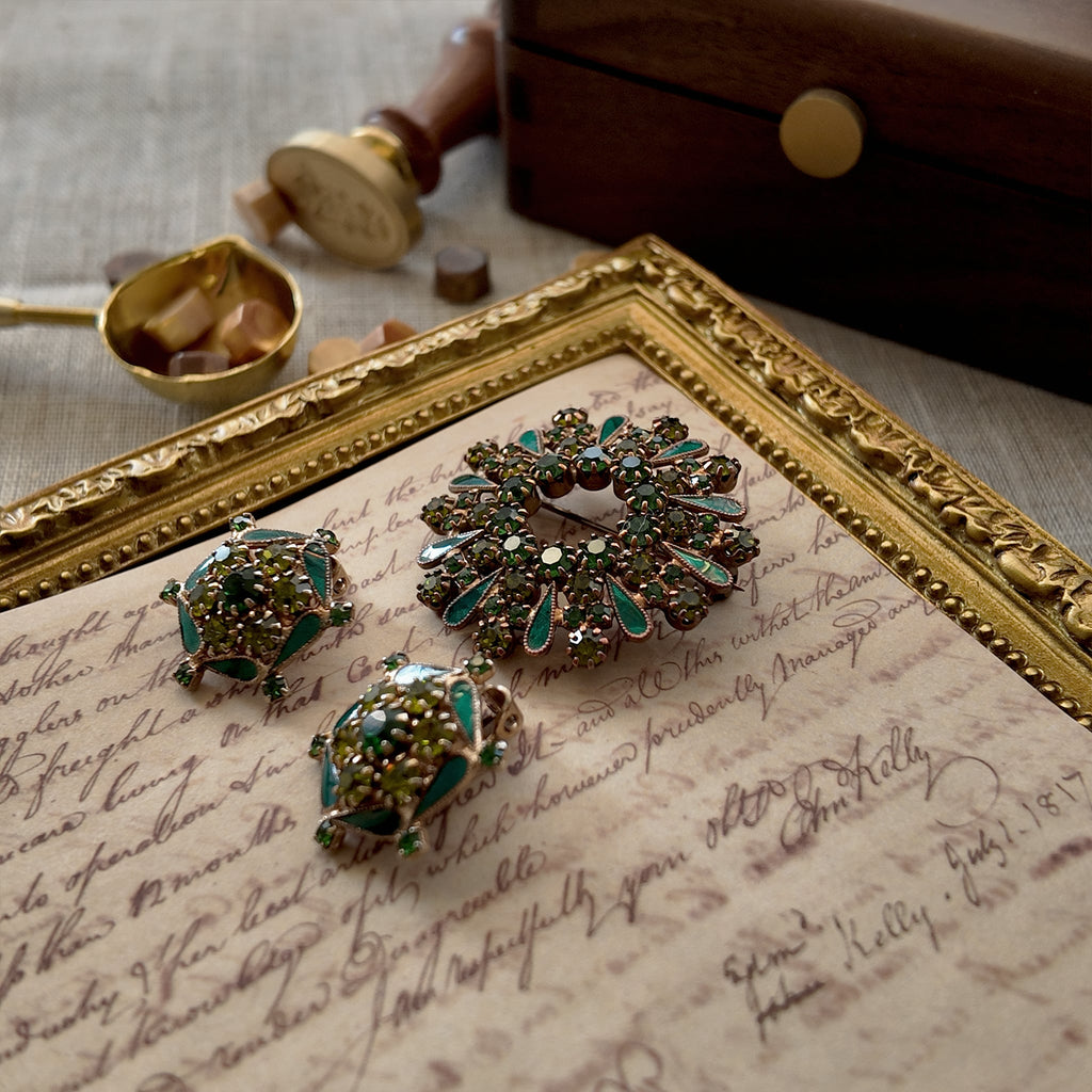 Weiss vintage dressing set, featuring exquisite rhinestone inlay craftsmanship from the 1960s.