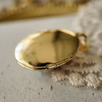 Oval photo box pendant, gold-plated photo box, perfect for holding photos of loved ones or family portraits as a necklace or amulet.