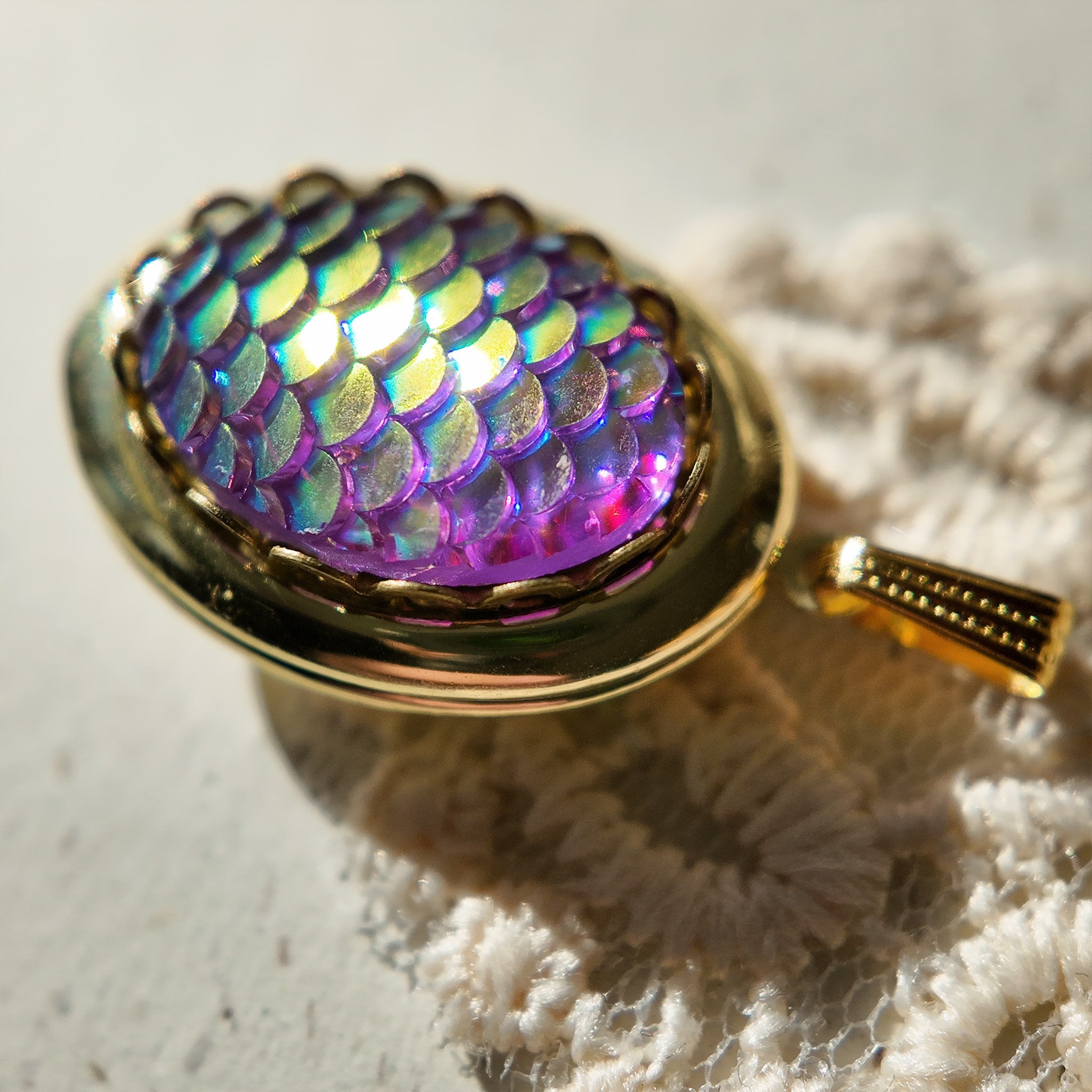 The fish-scale design of the pendant shimmers in the sunlight, resembling jewelry made of mermaid skin. A legend of the sea, a treasure of the deep.