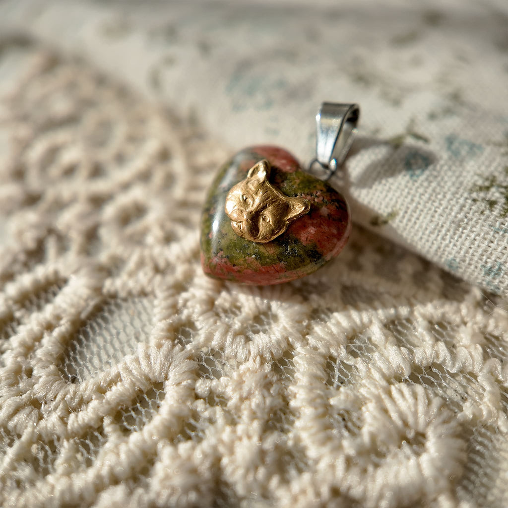 Persian cat jewelry, metal kitten pendant. Kitten-shaped carving.