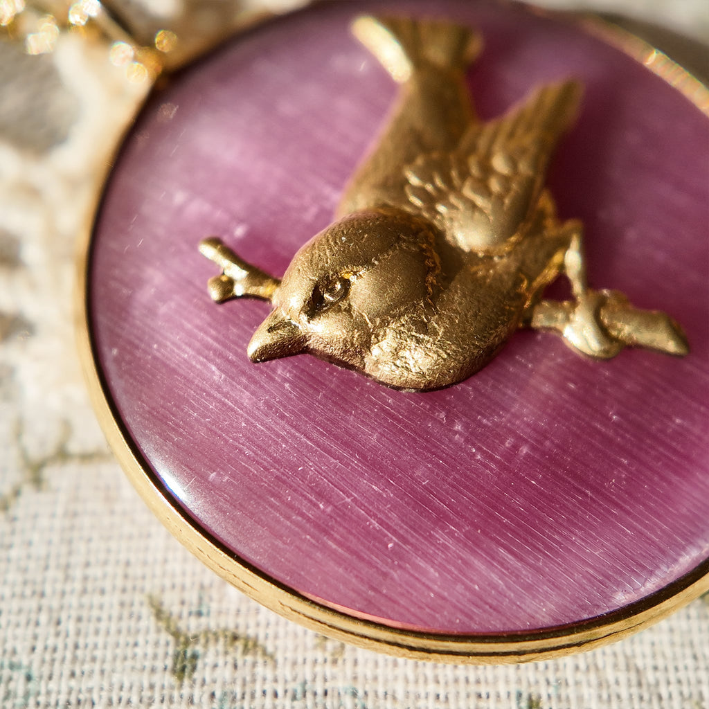 This vintage bird pendant features a plump bird with expressive eyes, making it incredibly lifelike. It is a beautiful vintage bird pendant.