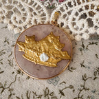 Rose quartz disc pendant with flower basket and cat decoration. Large vintage jewelry pendant, cat pendant, rose quartz. Sweet and retro country style, a must-have for American sweethearts.