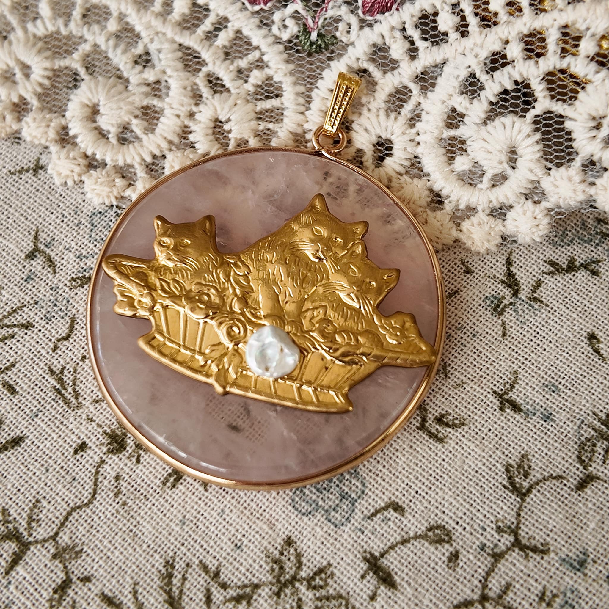 Rose quartz disc pendant with flower basket and cat decoration. Large vintage jewelry pendant, cat pendant, rose quartz. Sweet and retro country style, a must-have for American sweethearts.