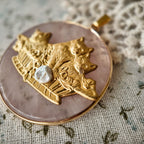 Cat-themed flower basket metal jewelry, decorated with Baroque pearls. Three adorable brass cats await their owner in the flower basket. English vintage sweetheart pendant.