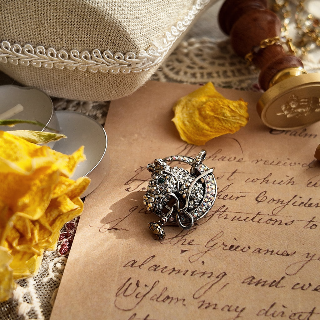 Horse-themed jewelry, vintage brooch, from the 1940s to 1960s.