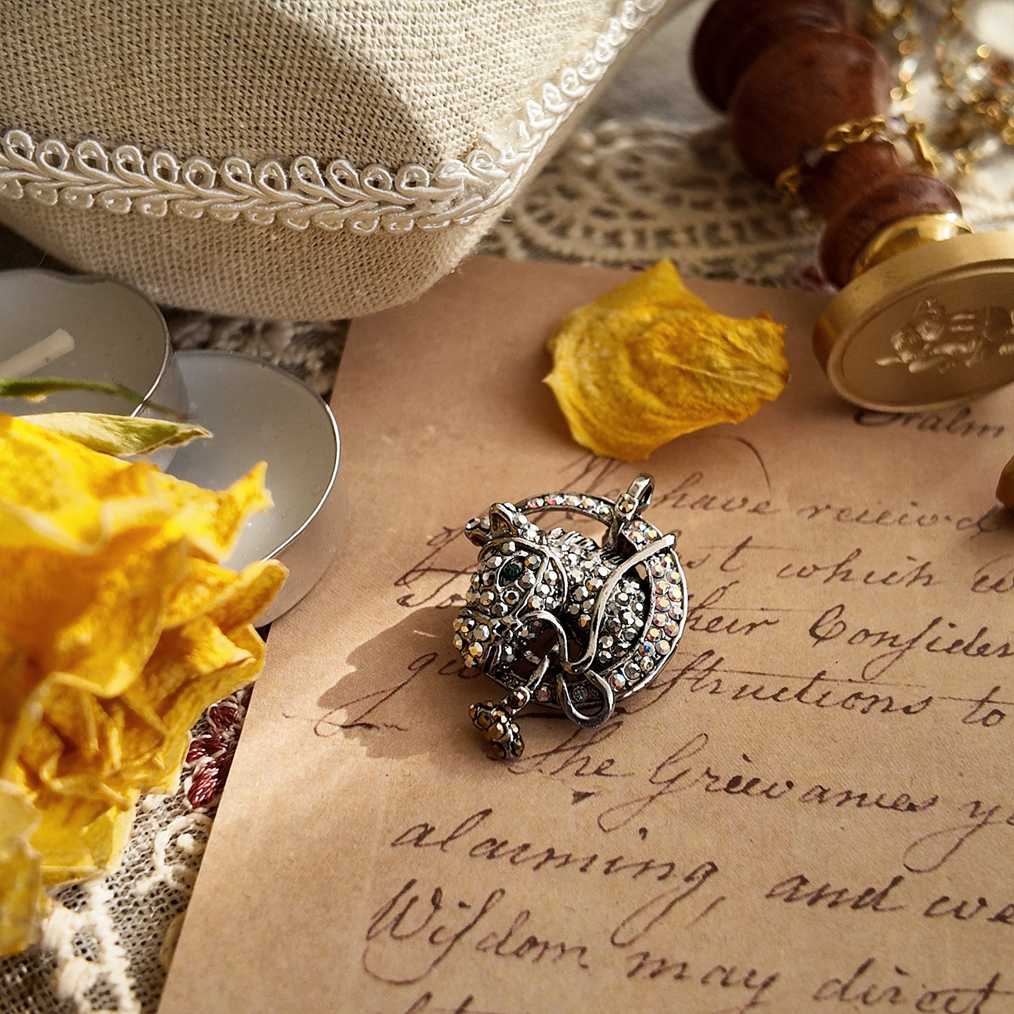 Horse-themed jewelry, vintage brooch, from the 1940s to 1960s.