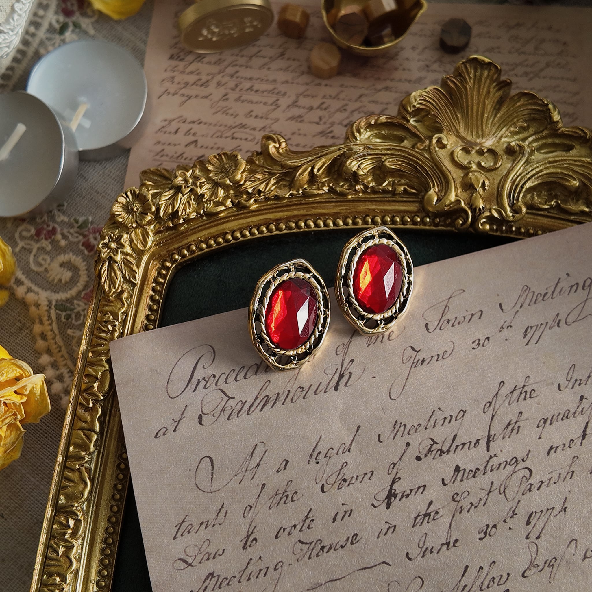 Vintage-style red gemstone with an aged gold frame; the red gemstone displays different colors under different lighting. A very elegant vintage piece of jewelry.