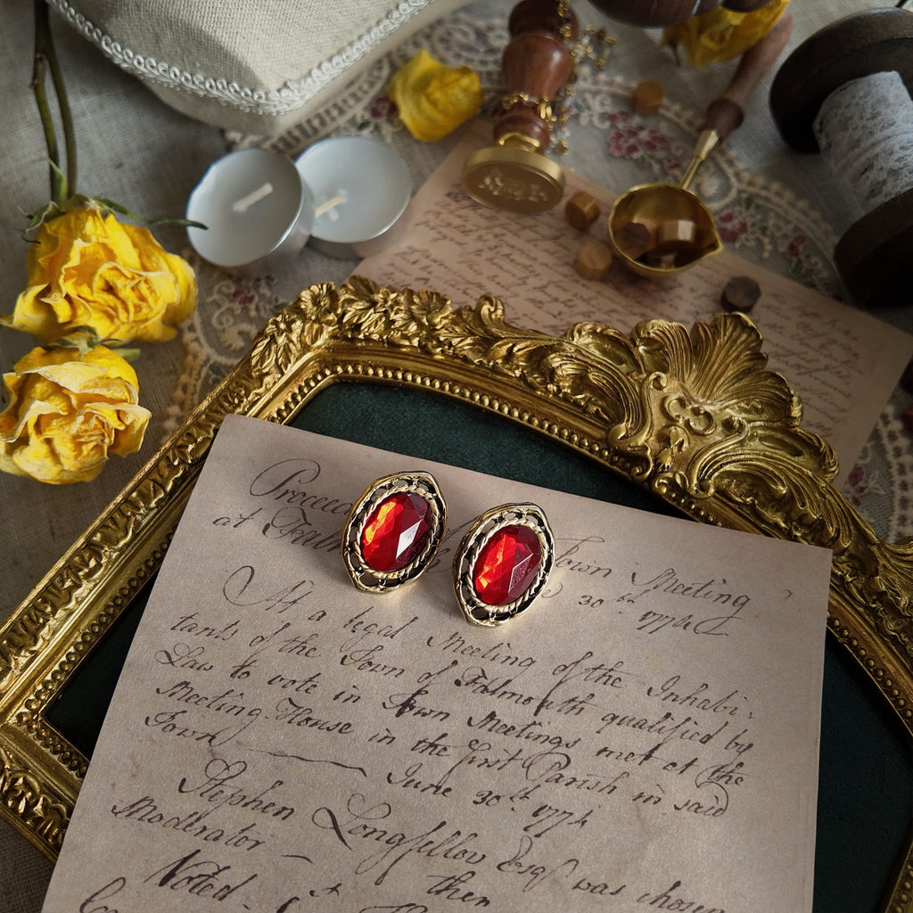Red gemstone jewelry, vintage style from the 1900s, a must-have for vintage collectors. Courtly style, elegant and timeless.