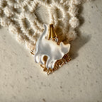 Shell jewelry, mother-of-pearl pendant, a small and exquisite kitten shaped using shell carving techniques.