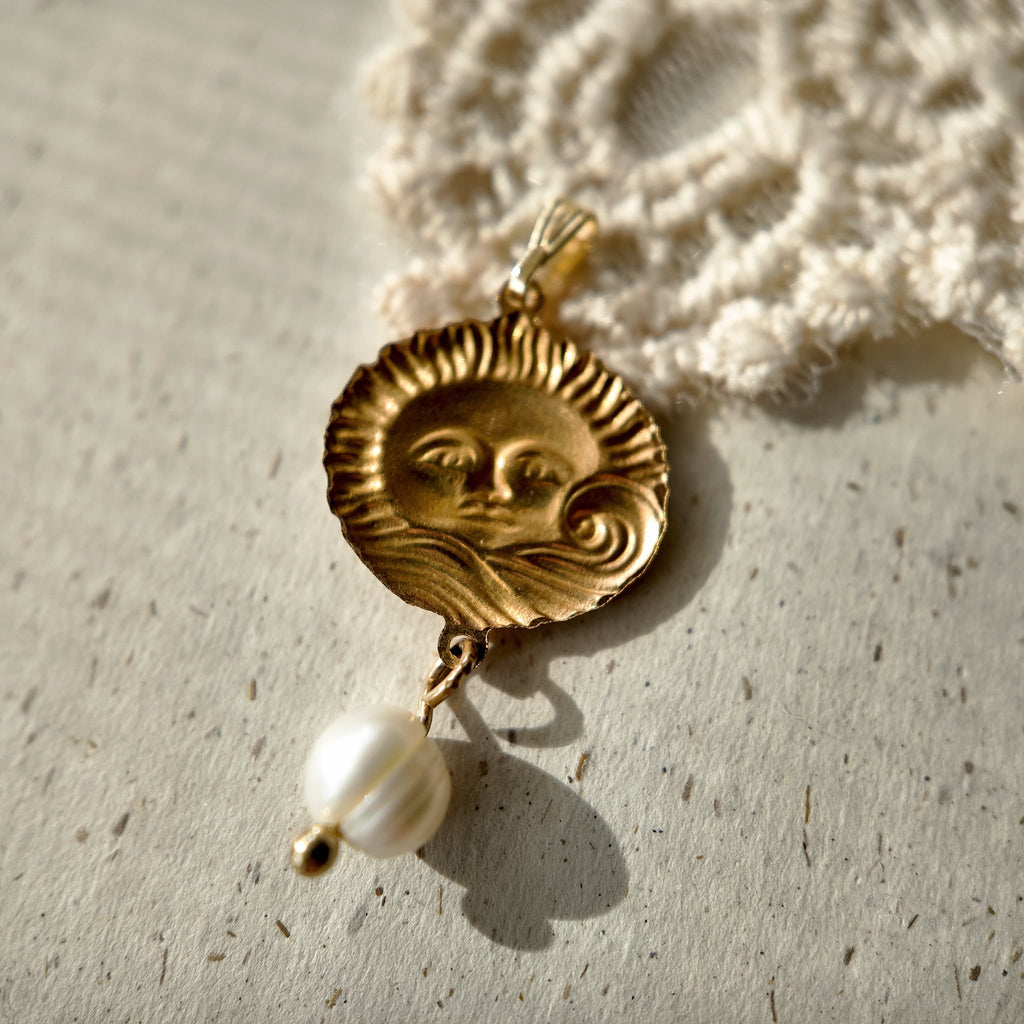 Vintage-style sun-shaped jewelry, made of golden brass.