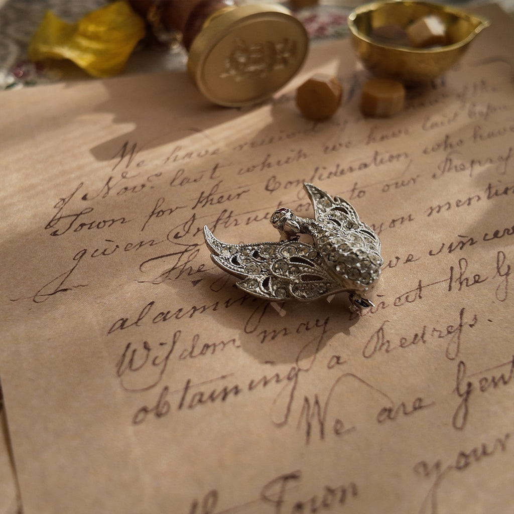 Silver rhinestone brooch, a small pin. Animal design, vintage style.