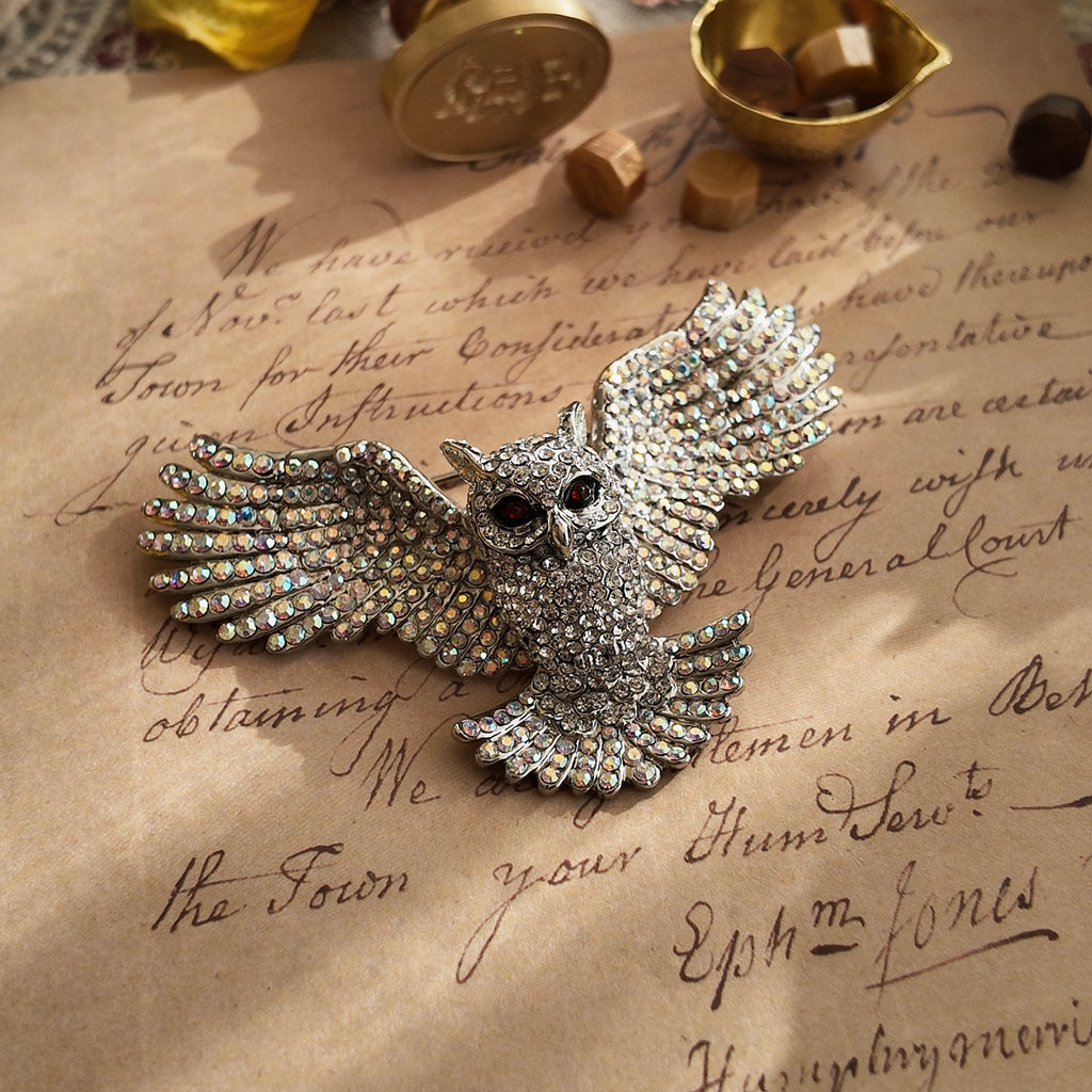 High-end vintage animal brooch, luxurious jewelry, a super sparkly brooch. Bird design, owl shape.