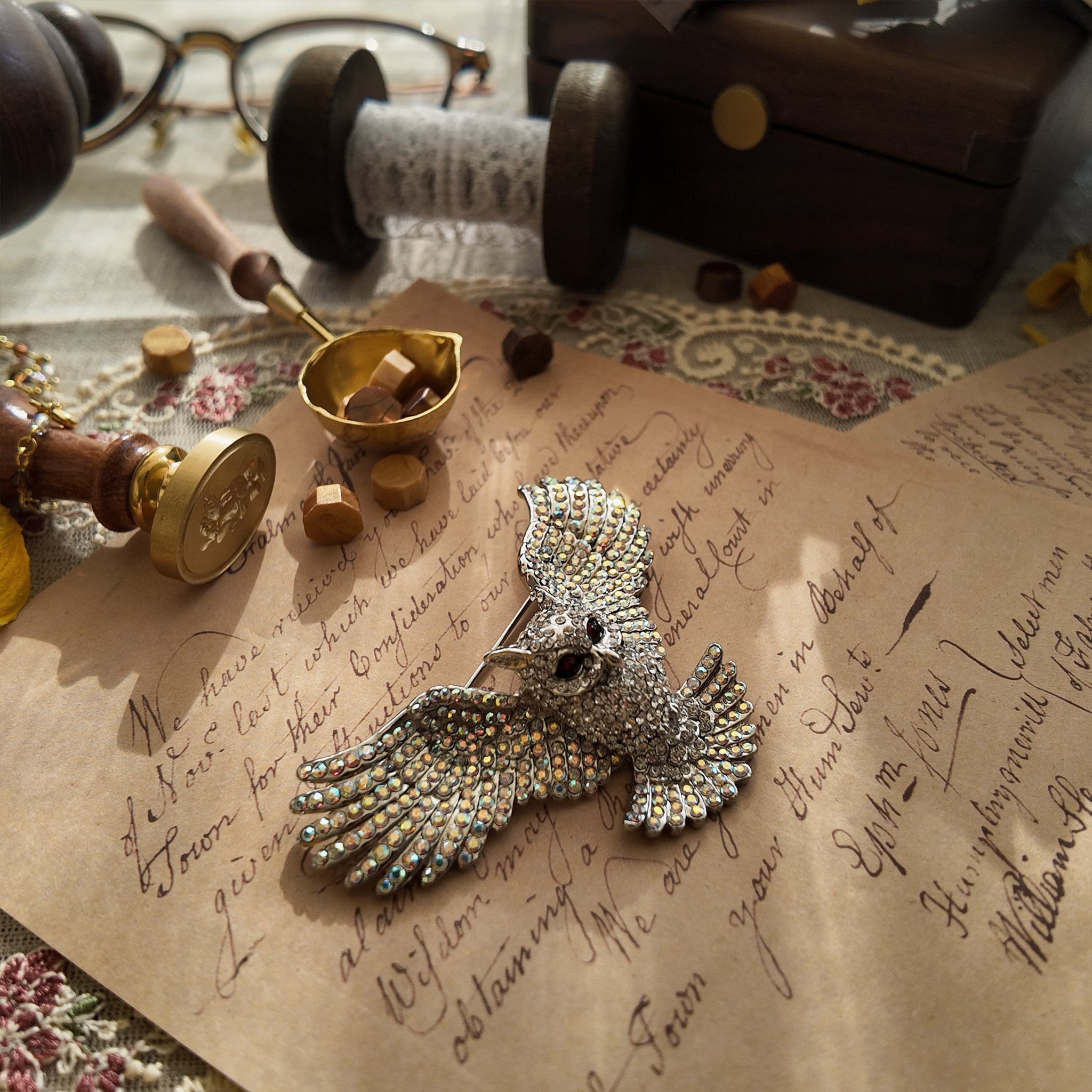 Vintage owl brooch, animal jewelry, fully set with AB iridescent rhinestones. Fine jewelry, animal design, vintage style from the 1960s.