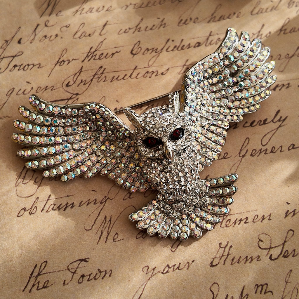 Owl jewelry, luxuriously full of diamonds, inlaid with AB iridescent rhinestones.