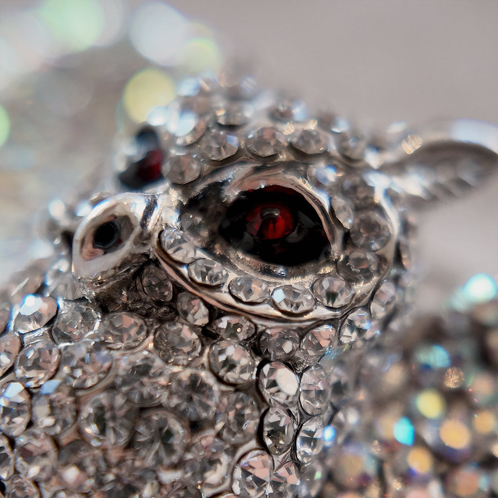  The owl brooch is meticulously detailed, with blood-red eyes, a killer in the night, a blend of classical fantasy and chivalry.