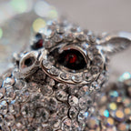  The owl brooch is meticulously detailed, with blood-red eyes, a killer in the night, a blend of classical fantasy and chivalry.