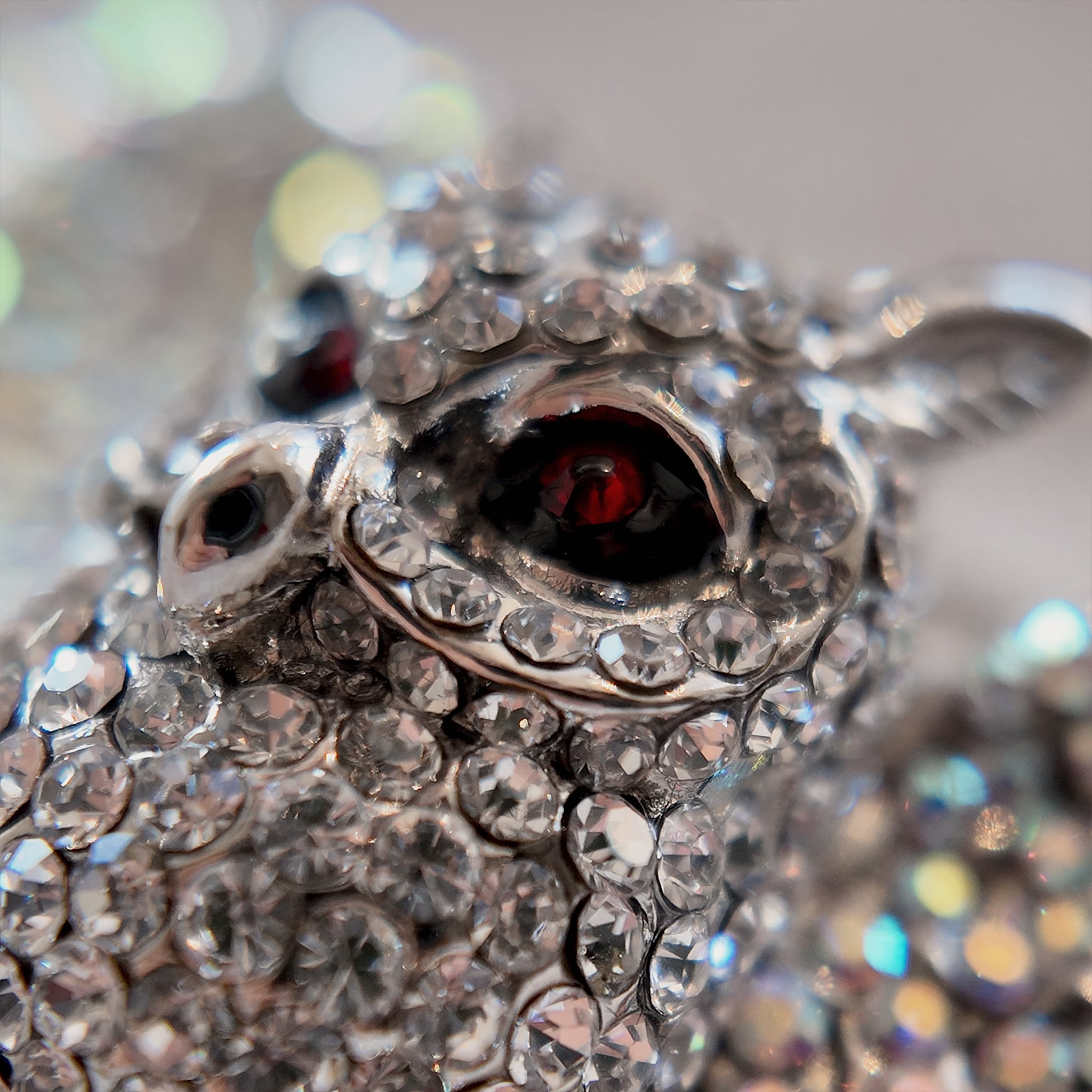  The owl brooch is meticulously detailed, with blood-red eyes, a killer in the night, a blend of classical fantasy and chivalry.