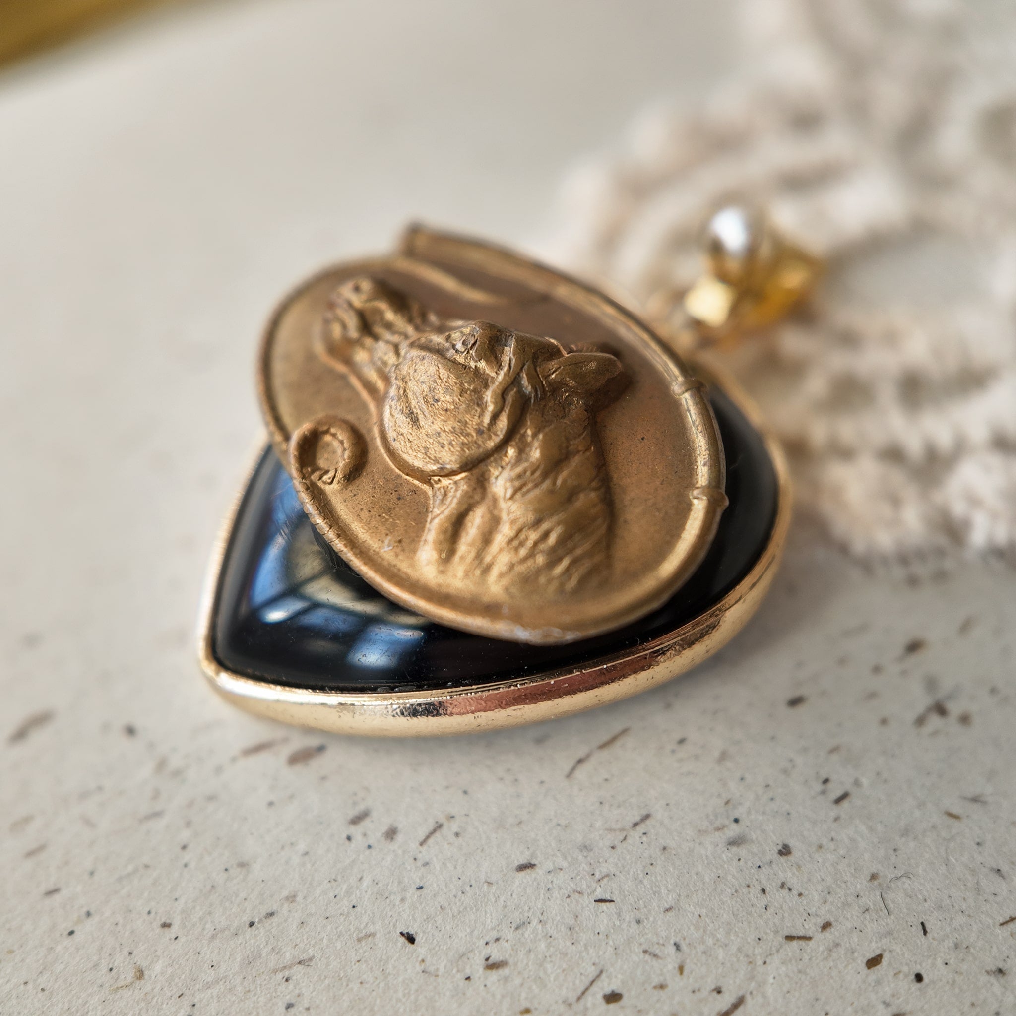 This vintage-style bronze horse head pendant features a bronze horse head motif set in a black glass pendant, reflecting a love for horses.