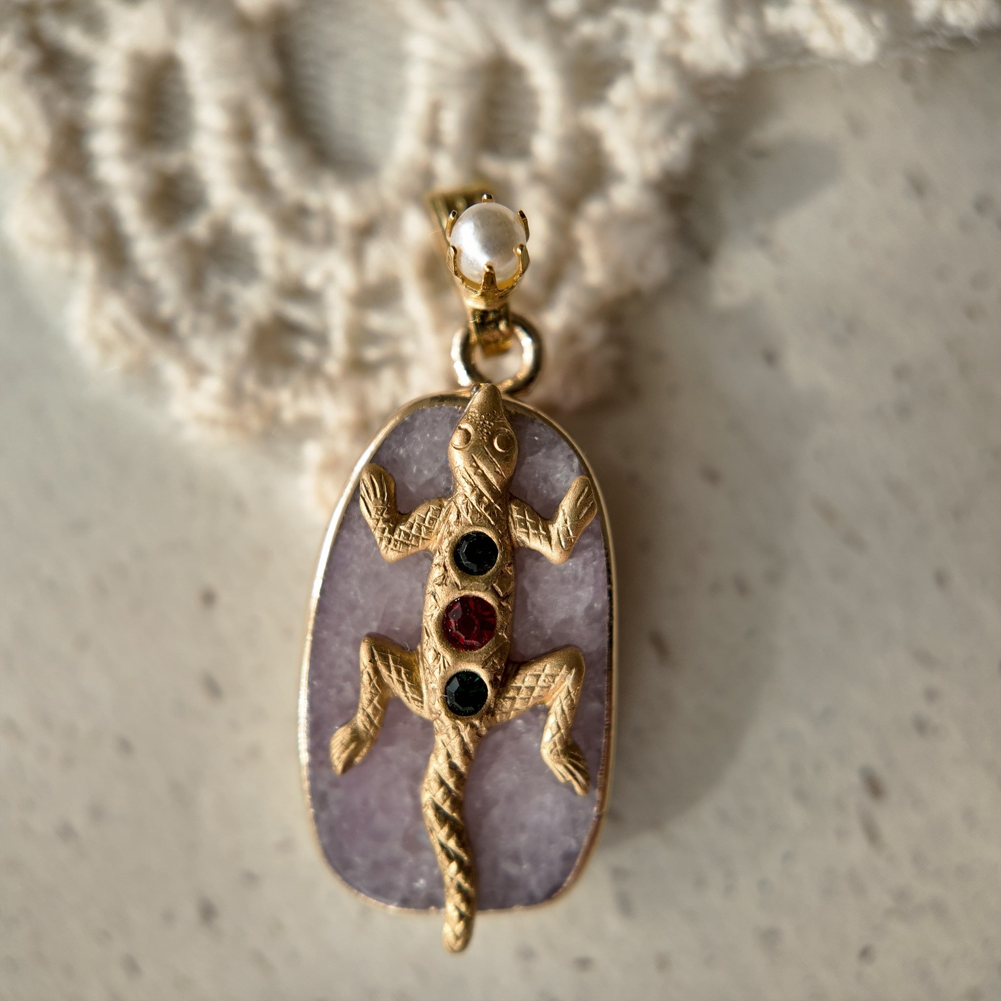 Animal-shaped pendant, gold gecko jewelry, inlaid with colored gemstones.