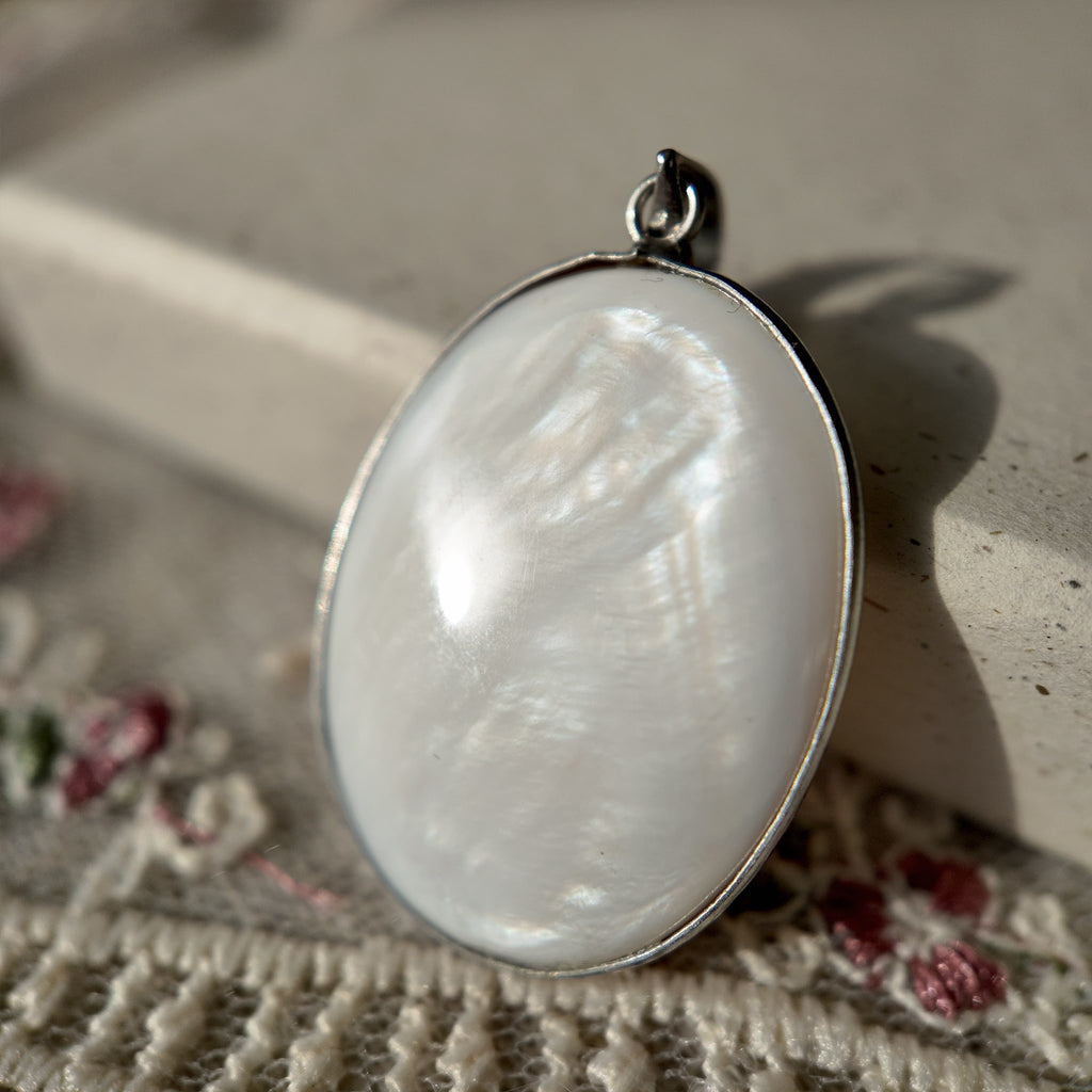 Pearl jewelry, mother-of-pearl cloud pattern necklace pendant