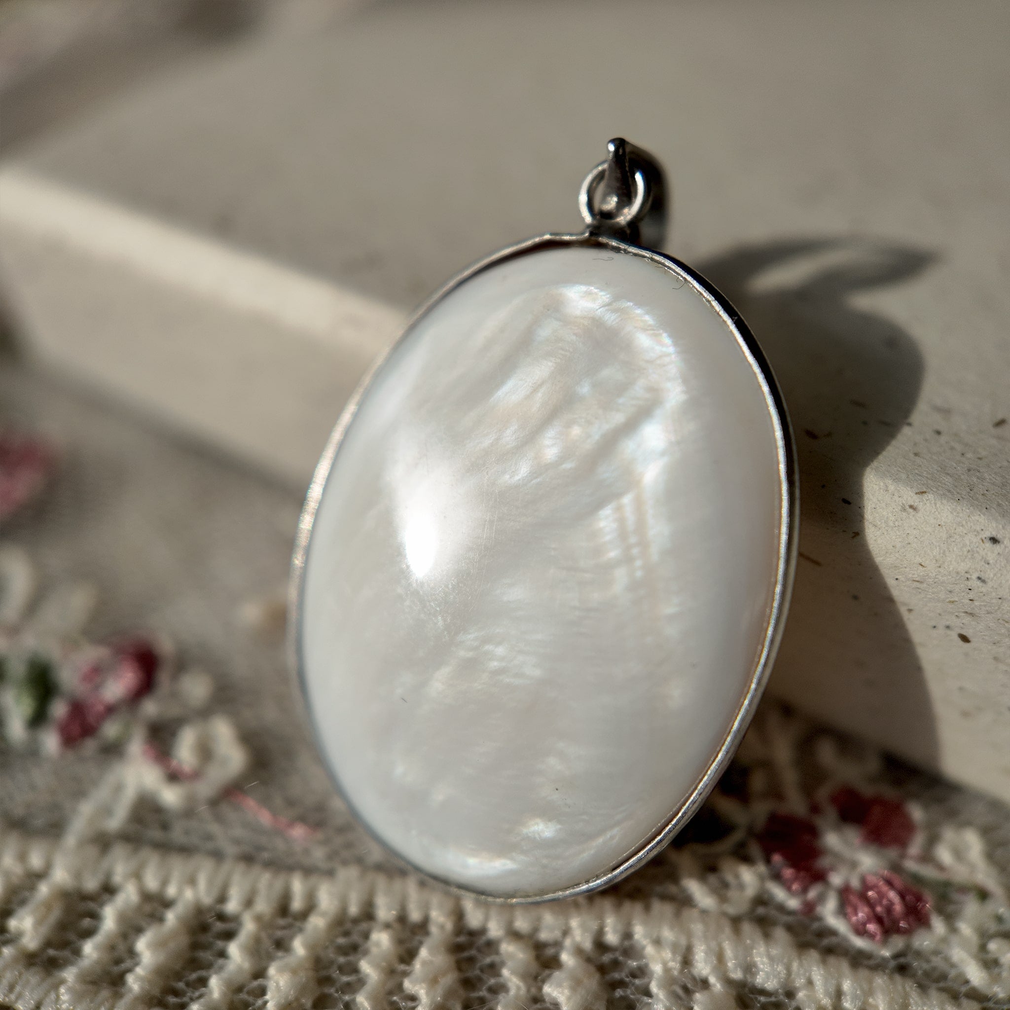 Pearl jewelry, mother-of-pearl cloud pattern necklace pendant