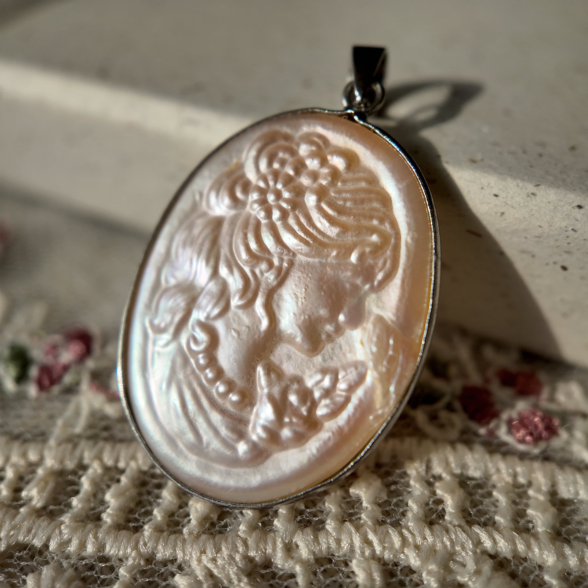 Pearl carving pendant, mother-of-pearl craft, hand-carved.