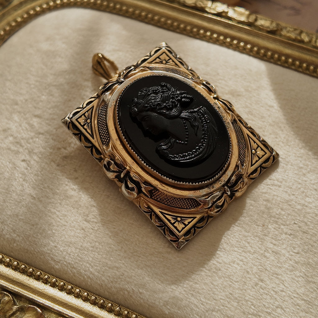 The versatile Coro cameo piece styled as a pendant, demonstrating its dual function as both a brooch and a necklace, a feature of many 1940s designs.
