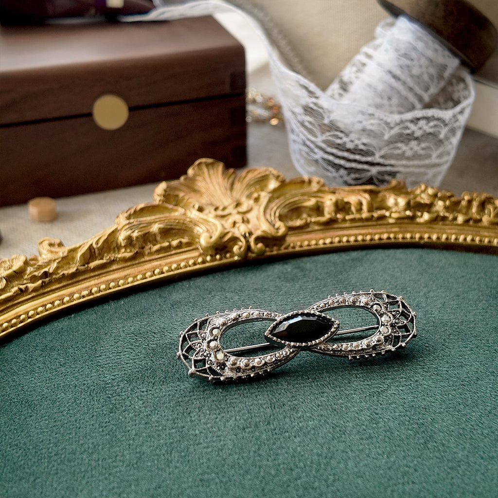 A detailed macro shot honestly showing the visible cracks in the small, old rhinestones, defining its "Wabi-Sabi" condition for collectors of damaged vintage jewelry.
