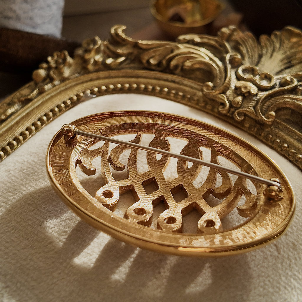 The back of the gold brooch, fully diamond-encrusted, features an exquisite brushed finish.