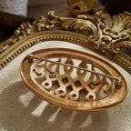 The back of the gold brooch, fully diamond-encrusted, features an exquisite brushed finish.