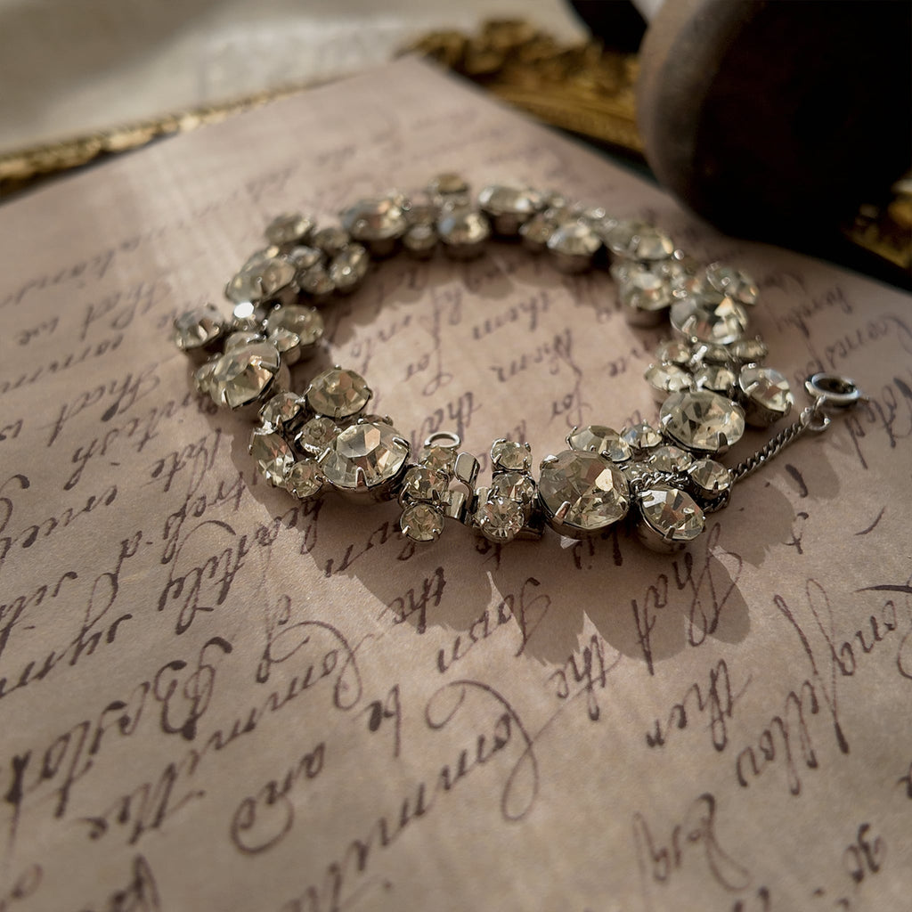 An angled view of the minimalist crystal bracelet, highlighting the fluid movement of the silver-tone links and the exceptional brilliance of the stones.